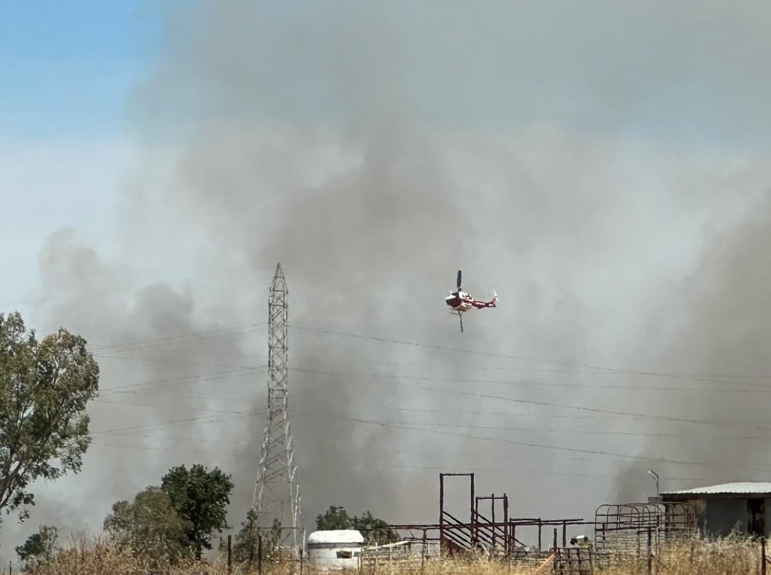 MetroAirOps's tweet photo. Metro Fire Copter 1 at the Jackson Rd Fire in East Sacramento County. 📸 by 916Times on Instagram https://t.co/xXJrPnHPhp