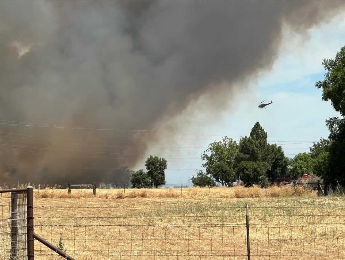 MetroAirOps's tweet photo. Metro Fire Copter 1 at the Jackson Rd Fire in East Sacramento County. 📸 by 916Times on Instagram https://t.co/xXJrPnHPhp