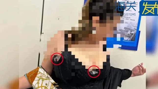 GamingGalaxyHQ's tweet photo. Una mujer fue detenida en China al intentar contrabandear 350 cartuchos de Nintendo Switch en su sostén, valorados en $9,660 USD.

Fue descubierta por su "busto inusual", los juegos fueron confiscados y podría enfrentar una multa de hasta tres veces los impuestos evadidos. https://t.co/csLrrqDWTt