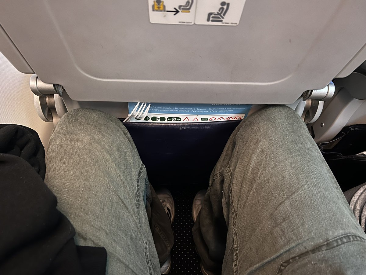 keesvanamstel's tweet photo. Mocht je naar de Antillen vliegen en je bent boven de 1.80 m, bedenk goed of je met @tui Fly wil vliegen. De beenruimte is verschrikkelijk. Leuk voor een uurtje, niet voor een vlucht van 9 uur! #tuifly #dehel #knieënkapot #firstworldproblems https://t.co/vQmu28FqhO