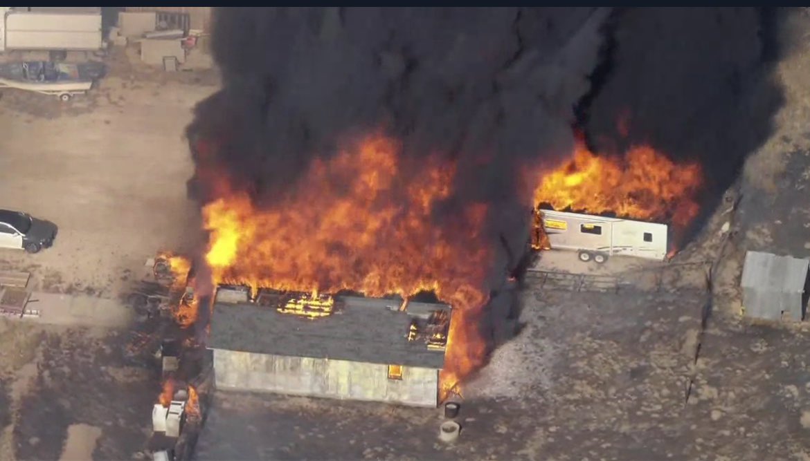 KevinTakumi's tweet image. Structures are burning on  #MaxFire