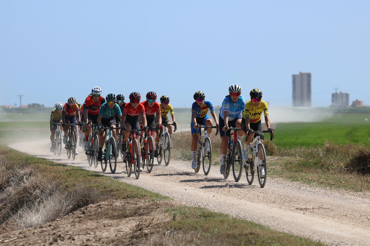 RFECiclismo's tweet photo. #CopaEspañaFemCofidis | 📸 Os dejamos el álbum de fotos con algunas imágenes que nos ha deparado la IV Clàssica de l’arròs, penúltima cita de la competición

Galería de fotos 👉 https://t.co/JhUSz6UyT4

¡Espectacular carrera de sterrato! 👏 https://t.co/bVrHGSTQPm