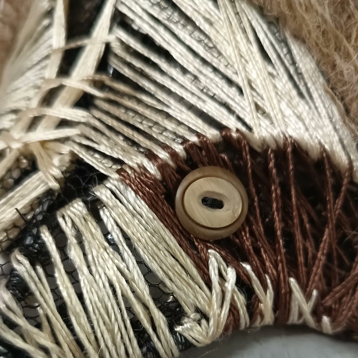 csaenz69's tweet photo. Hace unos días atrás se presentó la idea de crear una máscara de algún simpático animal, entre varios postulantes se me ocurrió practicar con el #perezoso #alambre #textil #costarica🇨🇷 #cynthiasaenzartistavisual https://t.co/l96Q8nfNO6
