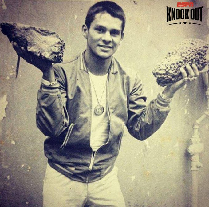 ESPNKnockOut's tweet photo. Cumpliendo 7️⃣3️⃣ años hoy 🎂, Roberto 'Manos de Piedra' Durán 🇵🇦

- Tetracampeón Mundial 👑 (ligero, wélter, superwélter y medio)
- Boxeó en 5 décadas distintas 😲
- Disputó 24 combates contra campeones mundiales 💪
- Ganó 70 combates por la vía del KO 💣💥
- HOF 👨‍🎓 desde 2007 https://t.co/IeloH1WJH3