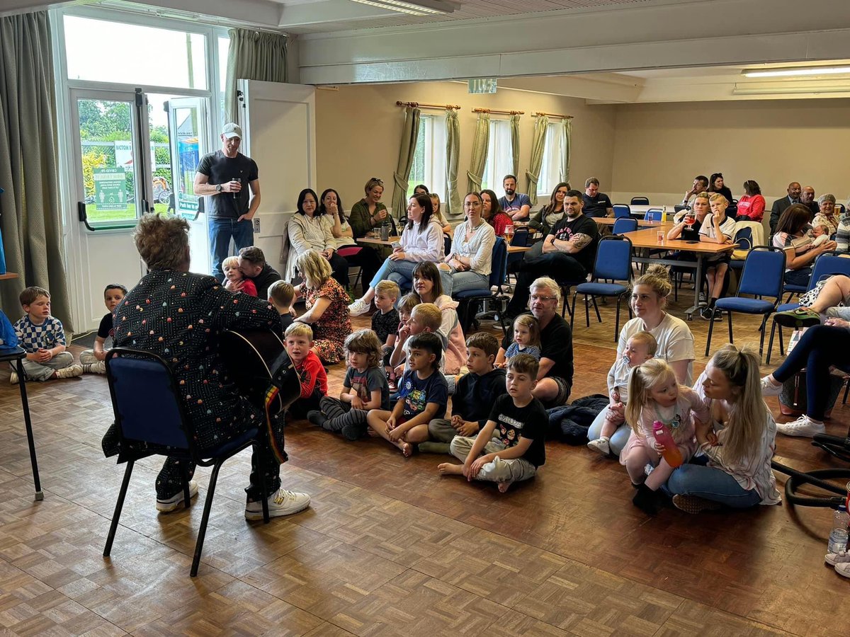 kevthetab's tweet image. I did a magic show for a kid who loves #HenryTheHoover.
Love the cake 
#Shropshire #MagicShows
