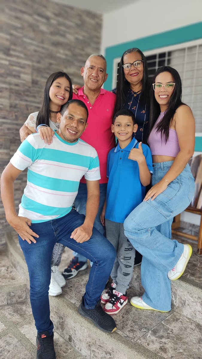 Feliz día del Padre que Dios y la Virgen les acompañen siempre. Les Amo