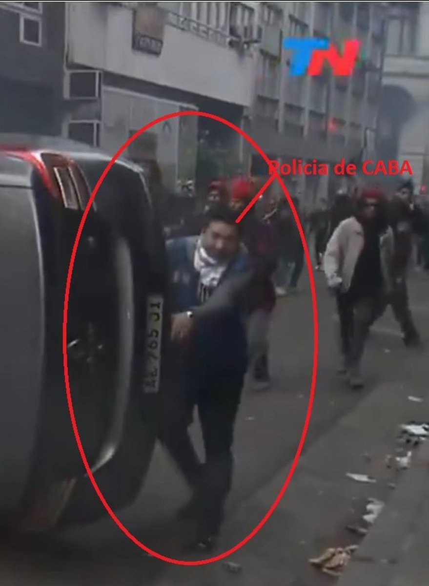 albertoquiroga's tweet photo. Este es uno de los que volcó los autos y los prendieron fuego y no esta preso. Sabes por qué? Porque es policía de Bullrich. 
#TerrorismoDeEstado https://t.co/8p0yfPa3FR