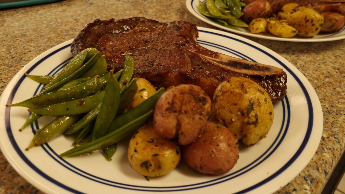 _KotoShiro's tweet photo. steaks on sale + only one other person to cook for = grilling and plating practice day https://t.co/pUqSdlcdto