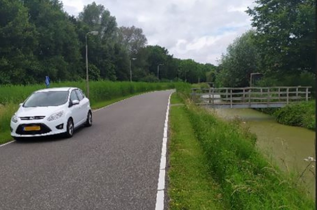 JanJLR's tweet photo. Ridderkerk 15 juni rond 16:15 uur rende er vanaf het Bruggetje, komende vanuit de Pelikaan, een wit hondje de Oosterparkweg op en raakte mijn auto (witte Ford C-Max). Bij thuiskomst ontdekte ik aanzienlijke schade aan de auto. Wil de eigenaar zich melden voor schadeafwikkeling? https://t.co/4m2meRNkER