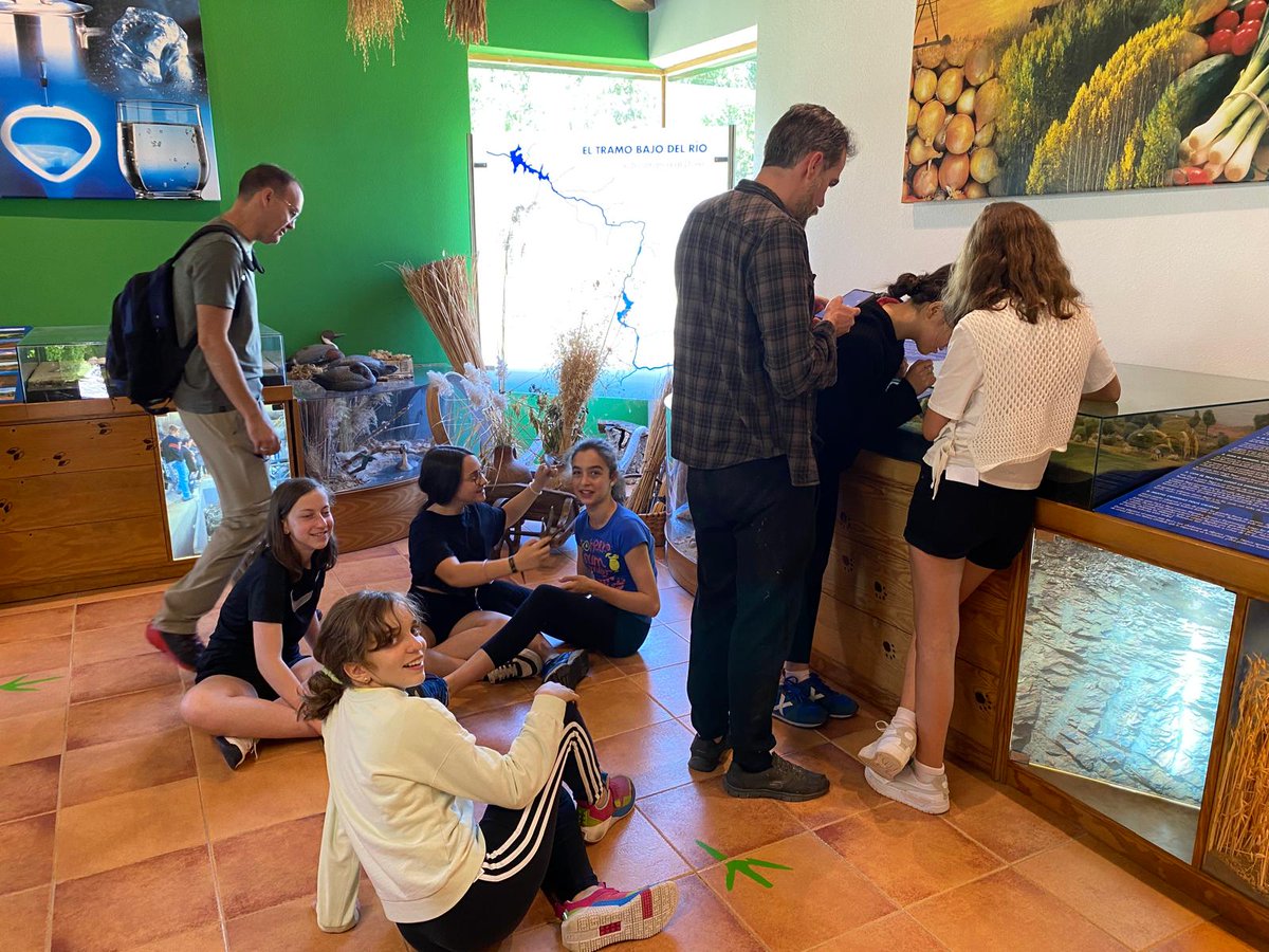 IESMHzamora's tweet image. Los alumn@s del #programabilíngue de 1ESO aprendieron de la naturaleza incomparable de @TormesEB en Almenara de Tormes en una jornada de #inmersiónlingüística irrepetible. Gran despedida de curso poniendo en práctica todo lo aprendido en #biologia 
#PIEEscuelasSaludables