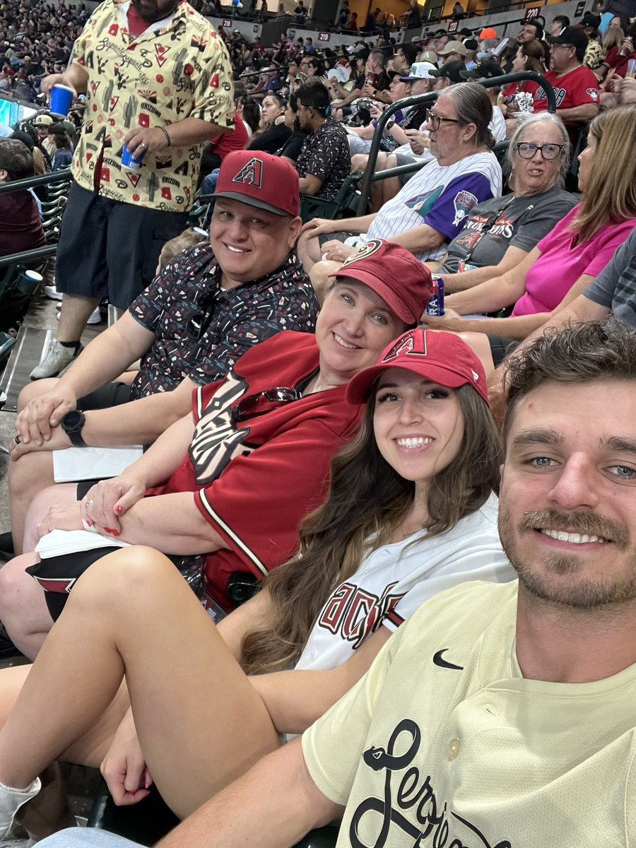 Megan_Lujan's tweet photo. #dbacks #whatafan Dbacks Fam ❤️⚾️ https://t.co/bLaEwwAUaj