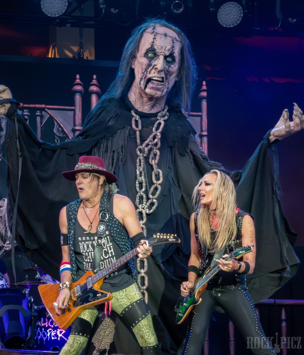 RockPicz's tweet photo. @alicecooper @RyanRoxie @hurricanenita
#alicecooper #ryanroxie #nitastrauss #grönalund #grönanlive #rockpicz #rockphoto #rockphotography #concertphotography #musicphotography #livemusic #livemusicphotography #htbarp #audioloveofficial #hardrock #rock #classicrock #guitarplayer https://t.co/6wCWlvvEGy