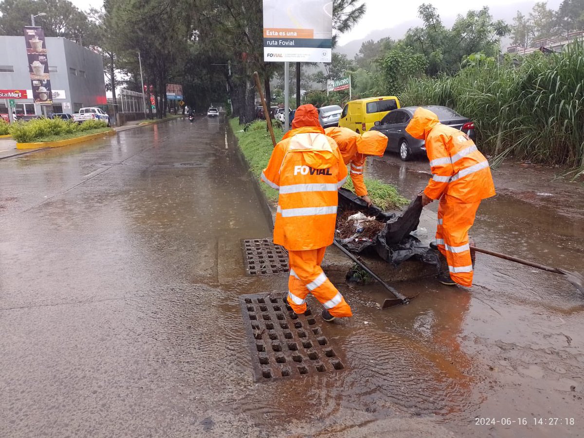 ObrasPublicasSV's tweet photo. La basura en las calles es arrastrada hasta los drenajes provocando tapones. Así que enviamos cuadrillas a realizar limpieza para desobstruir.

📍Bulevar Sur, Santa Tecla https://t.co/aaFrirq8TI