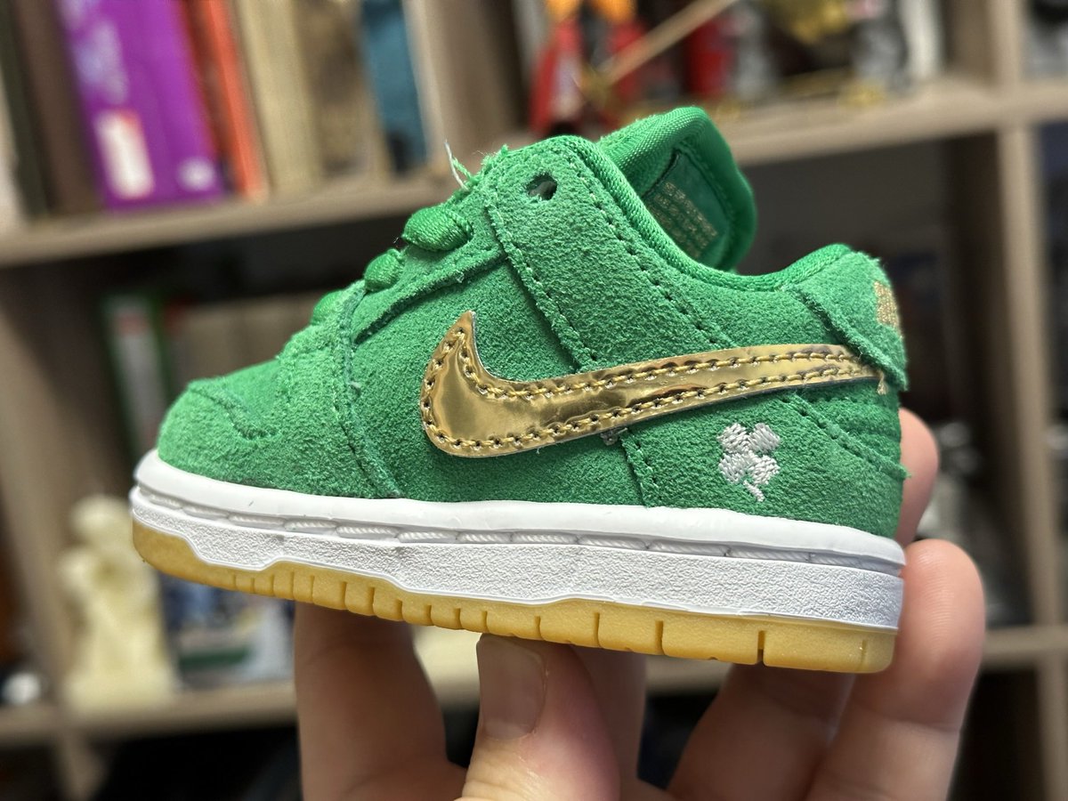 Fredimator's tweet photo. Day 16 of my Dunk challenge lands on Father’s Day, so today im going to let my son shine. ‘Like father like son, the SB Dunk ‘St. Patrick’s Day’
#dunkthefud #dunkchallenge https://t.co/nxzSSYiQfV