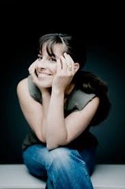 Un sourire, une virtuosité, un éclat virevoltant, une grâce peu commune aussi, et maintenant un manque, cruel. Mais restent les disques, et les souvenirs, autour d’Offenbach surtout. « Il semble que je vais renaître, oui, renaître, au lieu de mourir ! » Merci Jodie.