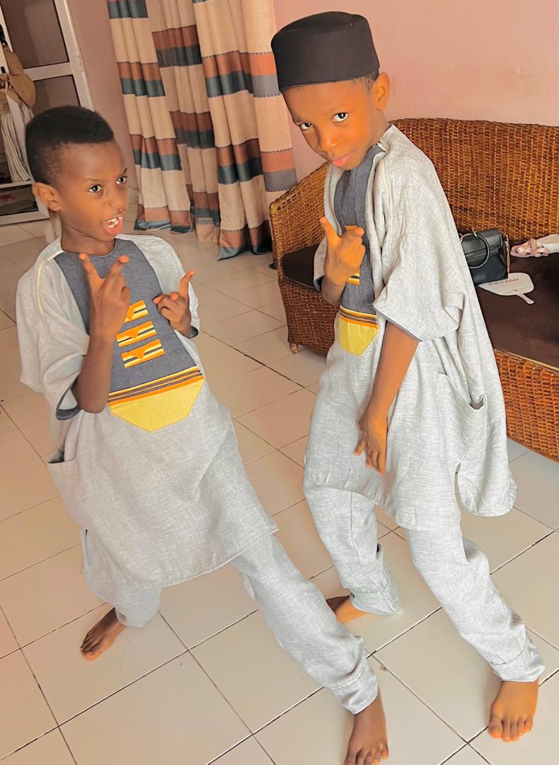 Le mouton ne vous a rien fait, donc mangez doucement !

Bonne fete de Tabaski à tous.

NB : Ne faites pas attention à la derniere photo. Je ne connais pas ces gens.