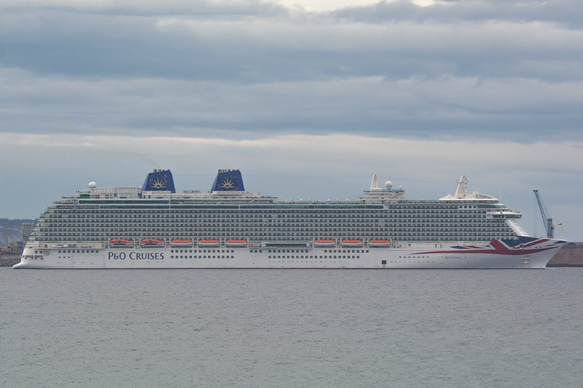 cybersamba's tweet photo. Salida hacia Coruña del #Britannia después de hacer escala en #Gijón  en el puerto del Musel.
@POCruises https://t.co/zqyjb7BToh
