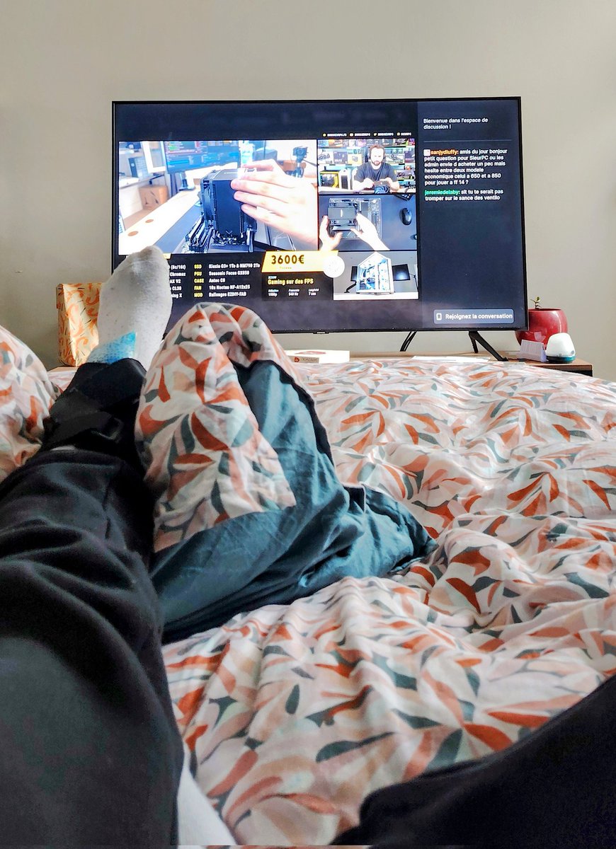 Quand tu as la bonne idée de mettre ta chambre au dernier étage chez toi, mais que tu t'es pété la cheville et que les escaliers c'est galère. 

Plan B canapé lit activé. J'ai pu regarder <a href="/sieur_pc/">Monsieur PC</a> au calme depuis mon nouveau royaume pour les prochains jours. 🥳