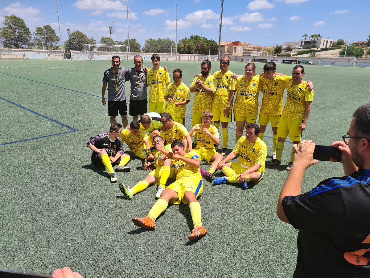 FUTBOLBASEDENIA's tweet photo. VAL👉Els equips inclusius han finalitzat la temporada de la millor manera possible. L'equip A com a tercer classificat de la primera fase or i l"equip B campió de la segona fase plata 

Sou molt grans!!!

Foc en groc!!🔥💛⚽ https://t.co/AjAWS3kdp0