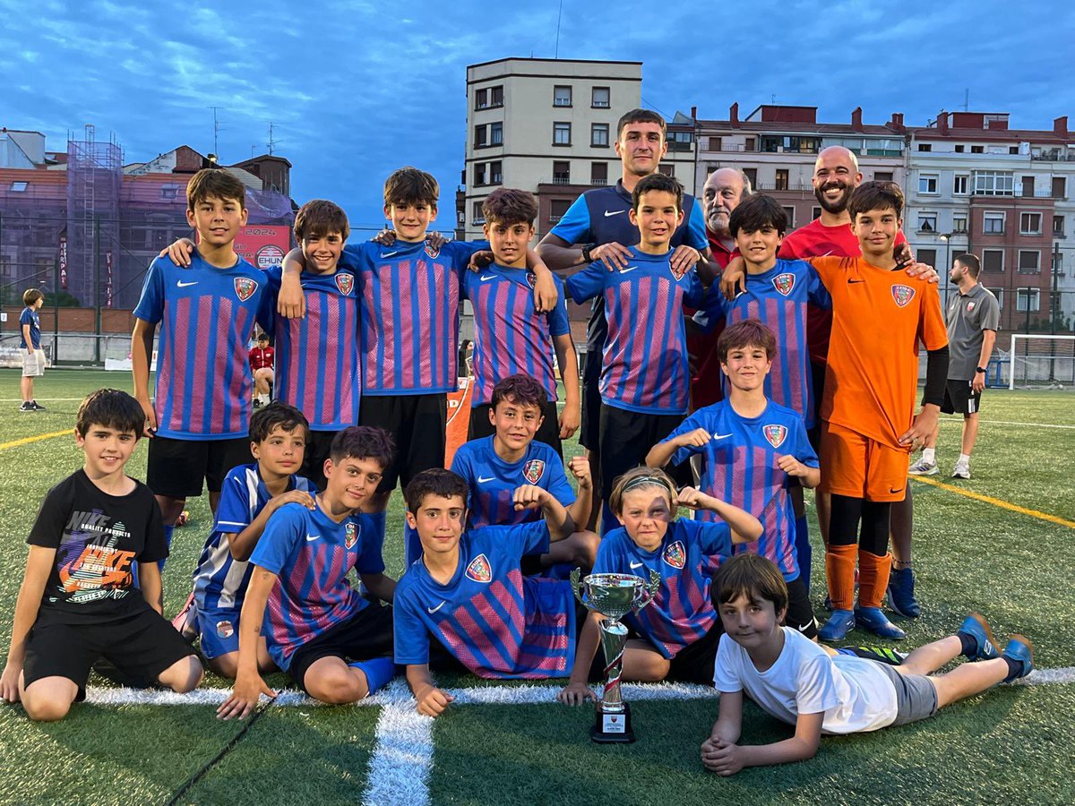 SDLEIOAoficial's tweet photo. 🏆 Nuestro 2012 A se ha proclamado campeón del Torneo de Indautxu después de disfrutar de grandes experiencias durante todo el día

Zorionak, mutilak! 👏🏽

#AupaLeioaBETI 💙❤️ https://t.co/Bo7eR6NJMw