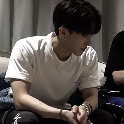 ㅋㅋㅋㅋㅋㅋㅋㅋㅋㅋ 아 진짜 개잘생김
미친것같음 진짜.. 설레서 살겟다…진짜 우뜨카지… 진짜 우뜨카라고 나보고..