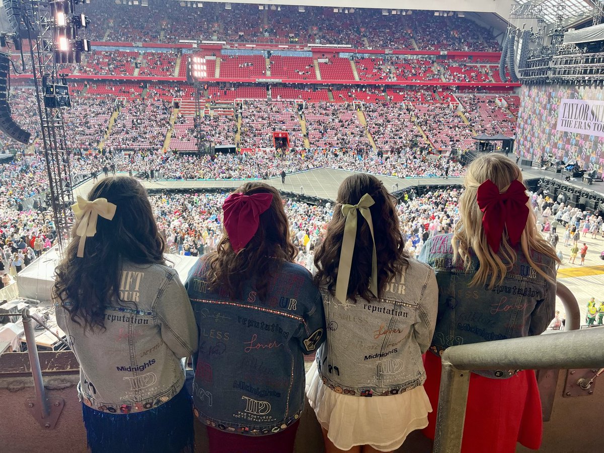 robyn553's tweet photo. What a weekend 🤩🥰🫶 #LiverpoolTStheErasTour #TSTheErasTour @taylornation13 https://t.co/hfBQEVlSNM