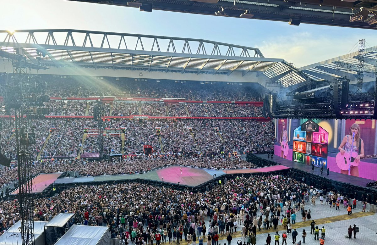 robyn553's tweet photo. What a weekend 🤩🥰🫶 #LiverpoolTStheErasTour #TSTheErasTour @taylornation13 https://t.co/hfBQEVlSNM