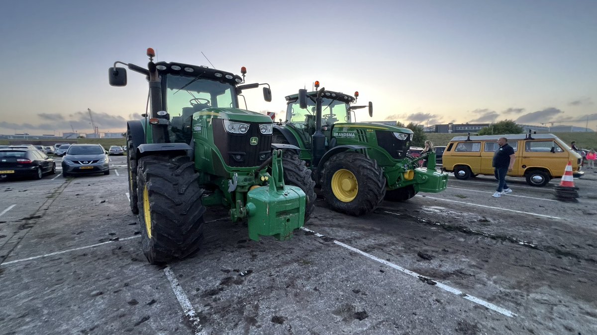 Het zit er op voor vandaag op het parkeerterrein in #Harlingen. 

Wethouder Sijtsma gaat met de trekker door de slagboom weer terug naar huis. 

Er staan nog genoeg auto’s van mensen die morgen of later pas van #Oerol terug komen. 

Genoeg te doen dus nog komende dagen…