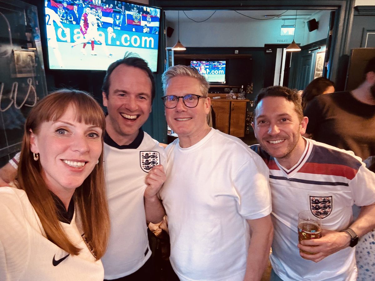 AngelaRayner's tweet image. Celebrating a vital win with the gaffer.

Well done lads!  🦁 🦁 🦁