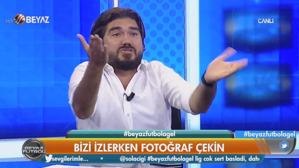 ERTEM BU NE KARDEŞİM 50 TANE MAÇ OYNANDI NERDEYSE TURNUVA BİTECEK BİZ NE ZAMAN MAÇ OYNAYACAZ KARDEŞİM BİZİM GENÇLERİMİZİN MİLLİ OLMAYA HAKKI YOK MU BU ARADA SİNAN ABİ SEN KAÇ YAŞINDA MİLLİ OLMUŞTUN YAW NE DEDİM KARDEŞİM BU ERTEM NİYE GÜLÜYOR ERTEMİ GÖSTEEER