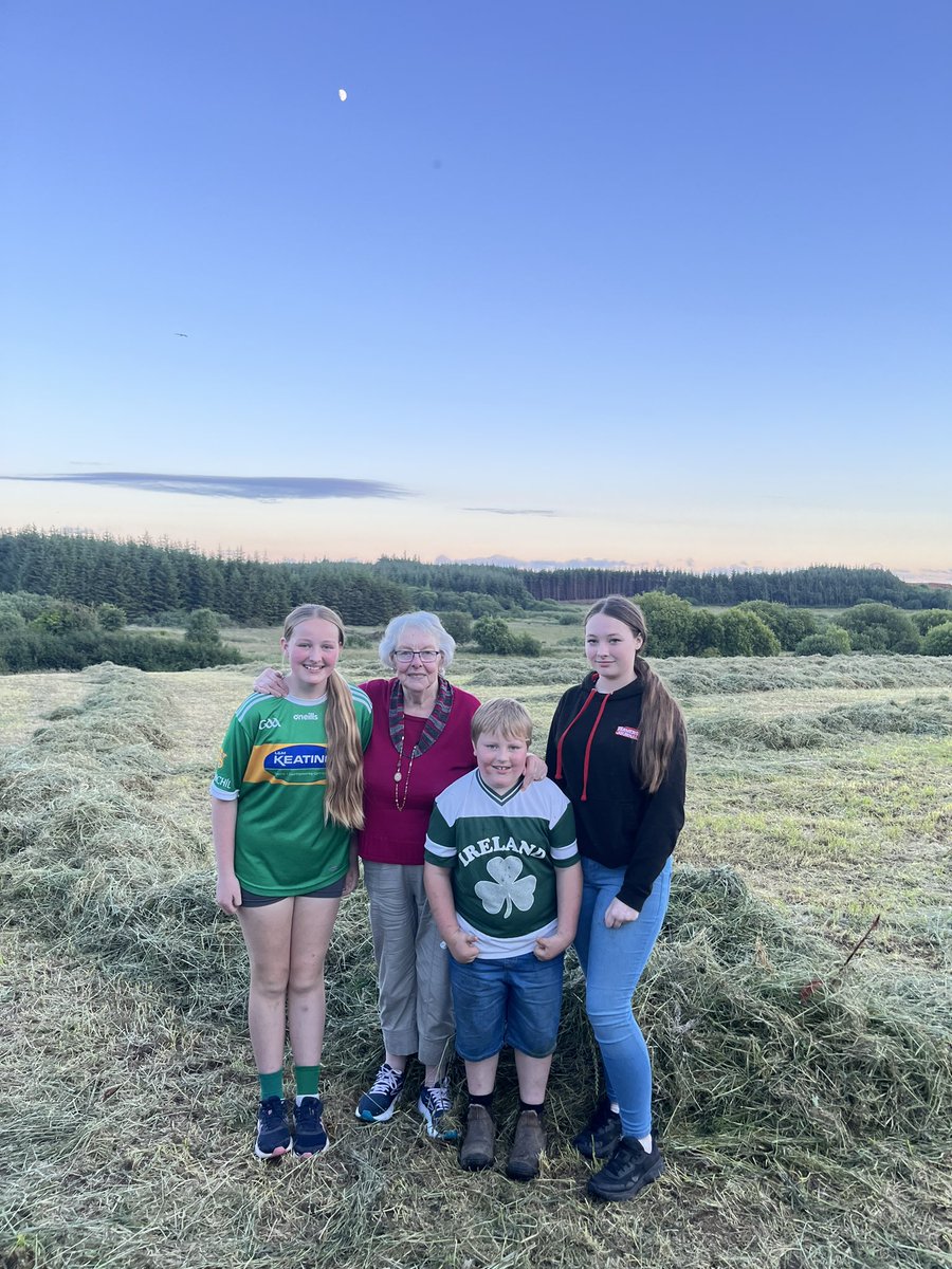 Edelburke4's tweet photo. Checking out the silage rays before it’s gathered tomorrow 🙏🥛🌱
#LackenFarmyard
#SilagePitDay https://t.co/kqur5kQjcG