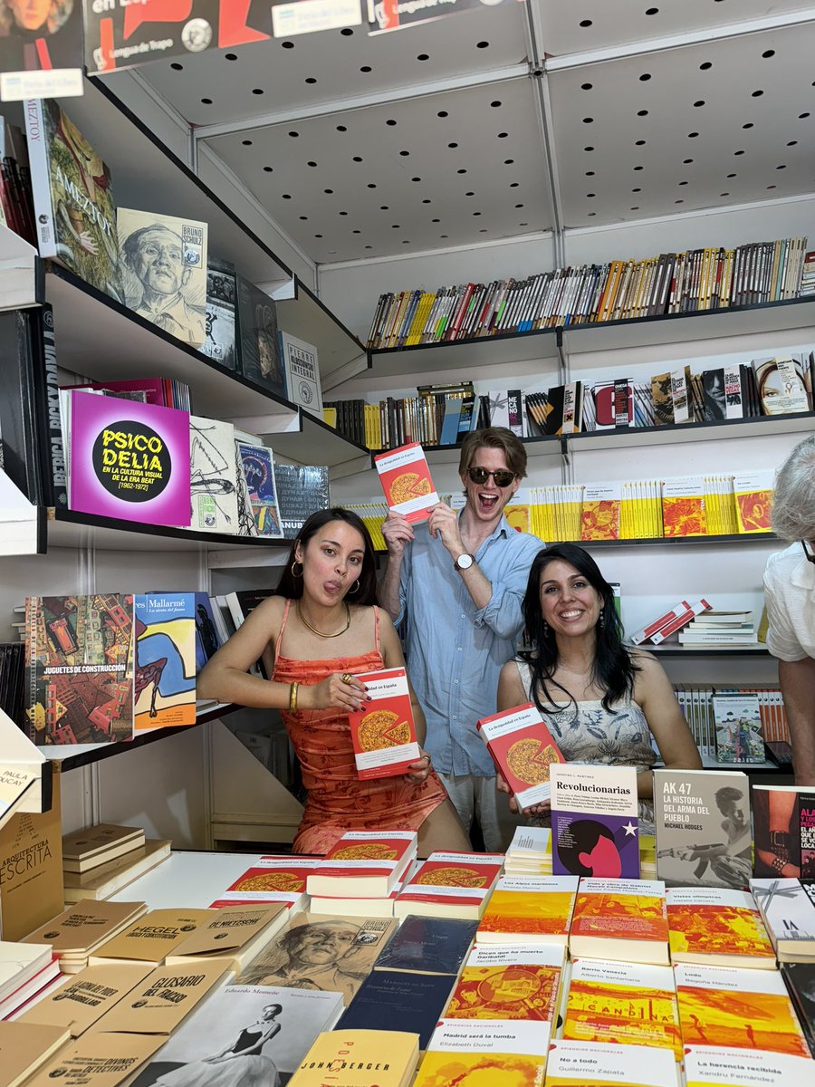 Hoy concluye la primera Feria del Libro en la que me ha tocado firmar y no podría haber estado mejor acompañado: <a href="/kanciller/">Pablo Simón</a>, <a href="/IreneLebrusan/">Irene Lebrusán</a>, <a href="/lago_jorge/">Jorge Lago</a> , @Pablo_Cerezo_, <a href="/pepetesoro/">Pepe Tesoro</a>, <a href="/ialvarez95/">Ignacio Álvarez</a> y la gran protagonista: la flamante <a href="/belenirureta/">Belen Irureta (张宴瑜)</a> ✨

¡Qué ganas de la del 2025!