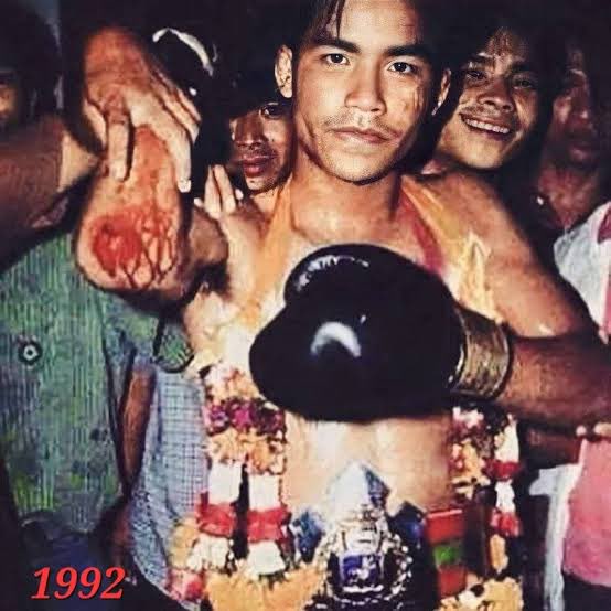 PhuketTopTeam's tweet image. There’s a whole lot of amazing Thai #NakMuay ‘fight names’ but I can never look past 👉🏼 
Yodkhunpon Sittraiphum 🇹🇭
(Kransok roi kem) พรานศอก 100 เข็ม 
"Elbow Hunter of 100 Stitches"

Considered one of the greatest "Muay Sok" (elbow fighter).

1992 Lumpinee &amp;amp; Rajadamnern champion