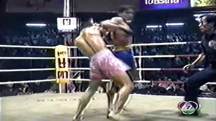 PhuketTopTeam's tweet image. There’s a whole lot of amazing Thai #NakMuay ‘fight names’ but I can never look past 👉🏼 
Yodkhunpon Sittraiphum 🇹🇭
(Kransok roi kem) พรานศอก 100 เข็ม 
"Elbow Hunter of 100 Stitches"

Considered one of the greatest "Muay Sok" (elbow fighter).

1992 Lumpinee &amp;amp; Rajadamnern champion