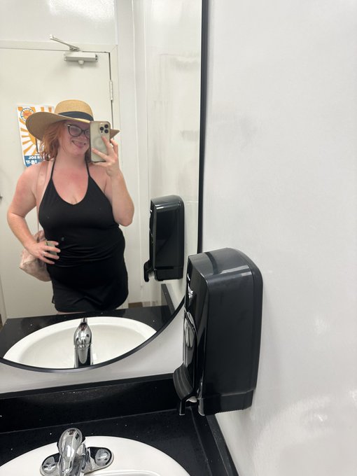 If you need me, I&rsquo;m on the golf course drinking seltzers and looking at all the DILFs on the course today<a href="/tag/newprofilepic"class="tags"><span>#newprofilepic</span></a>