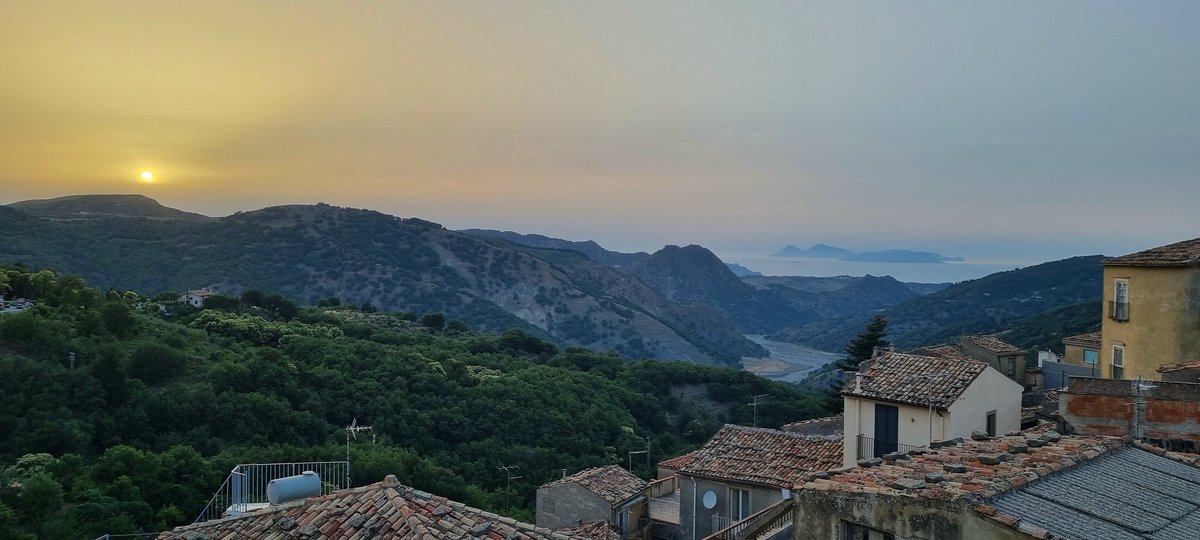 Urielbertolami's tweet photo. Ci sono posti in cui i tramonti si aspettano cosi,
con un #gintonic in mano e del jazz di sottofondo.
#ginMare https://t.co/Bt4eMP0FpF