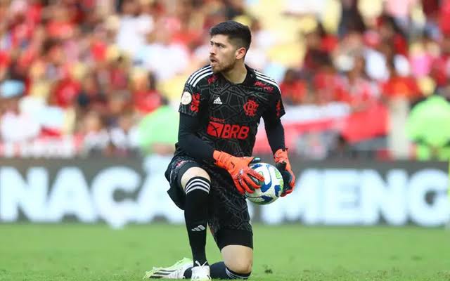 Pablo Rua (@pabloraphaelrua) on Twitter photo Disposição pura! Rossi estava desesperado que o time estava perdendo e trocando passes atrás. Teve um momento que ele chegou a discutir com Fabrício Bruno e Gerson e foi sozinho, praticamente armar o time no meio de campo. Já sabe o que é Flamengo, que gana e raça do goleiro. Disposição pura! Rossi estava desesperado que o time estava perdendo e trocando passes atrás. Teve um momento que ele chegou a discutir com Fabrício Bruno e Gerson e foi sozinho, praticamente armar o time no meio de campo. Já sabe o que é Flamengo, que gana e raça do goleiro.