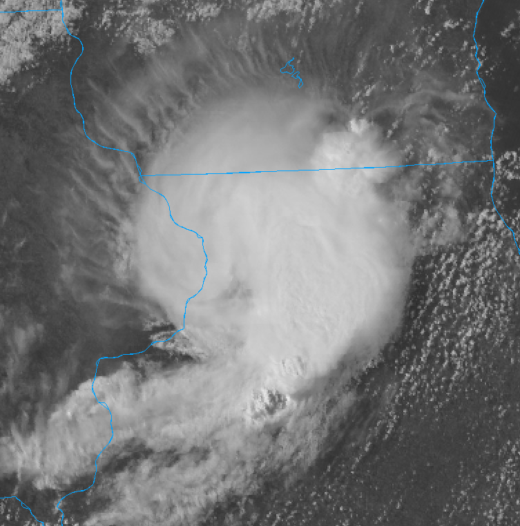 orbination's tweet photo. This MCV headed for Chicago looking like a baby hurricane. https://t.co/F1vHEWioFP