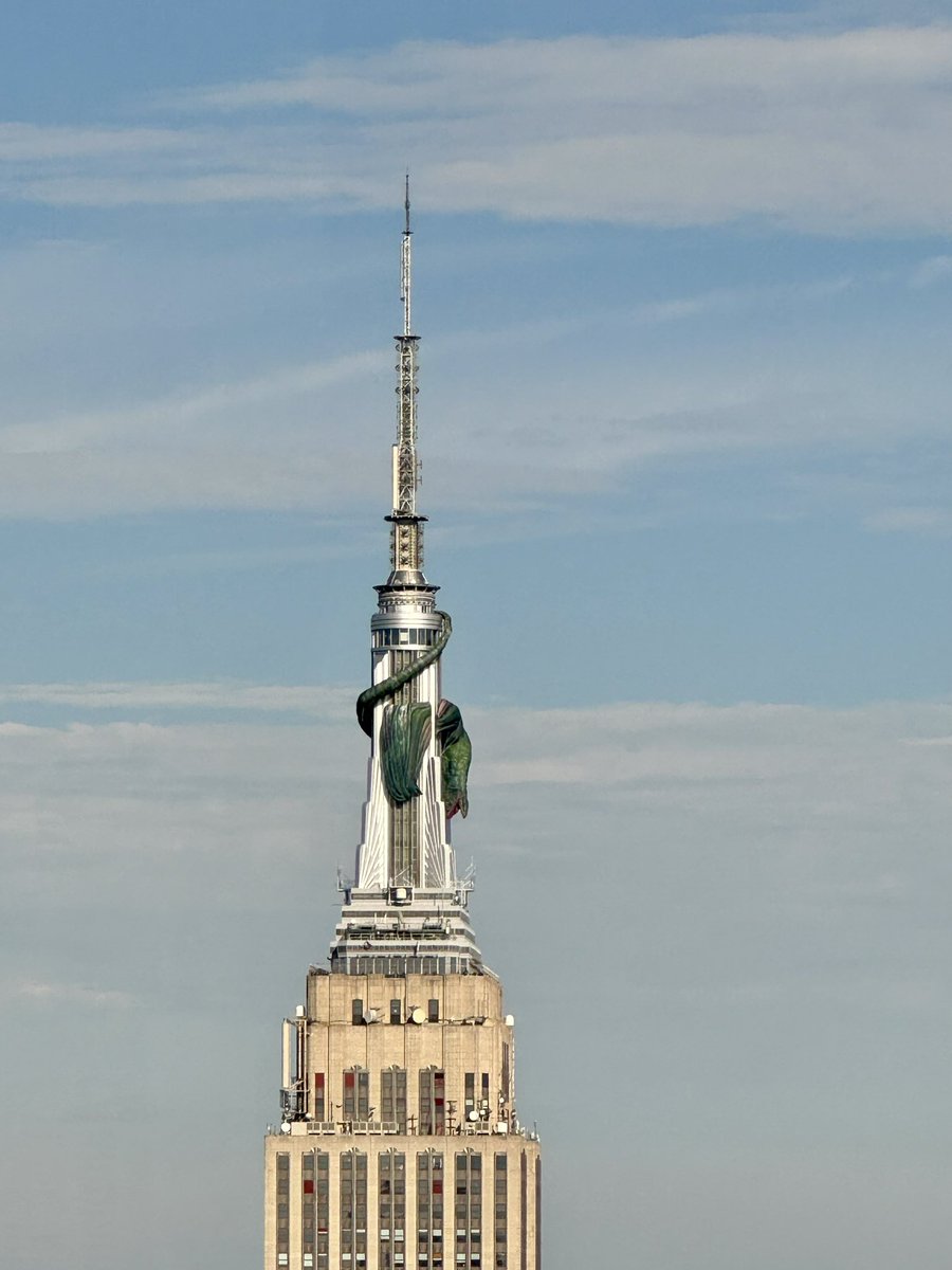 nessbafna's tweet photo. Vhagar rules the skies over NYC.. Dance of Dragons is here !  #HotD #TeamGreen #EmpireState https://t.co/Gu6RH10eKj
