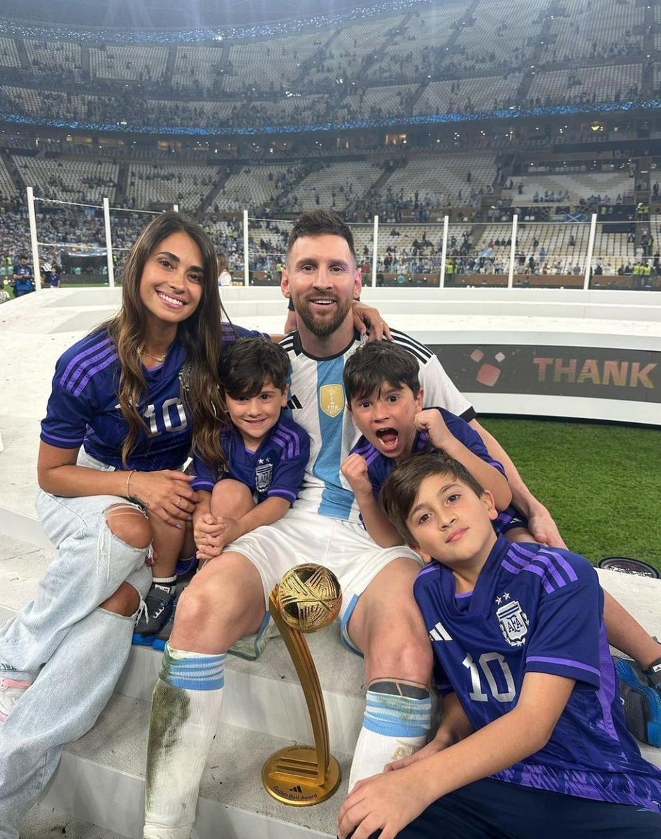 DianaMondino's tweet photo. Ojalá todos esten pasando un hermoso domingo día del Padre!!

Un especial saludo a Messi y el Dibu, dos campeones del mundo dentro y fuera de la cancha, pero por sobre todas las cosas dos de los mejores ejemplos de persona que alguien pueda tener 🇦🇷 https://t.co/xKHy234liY