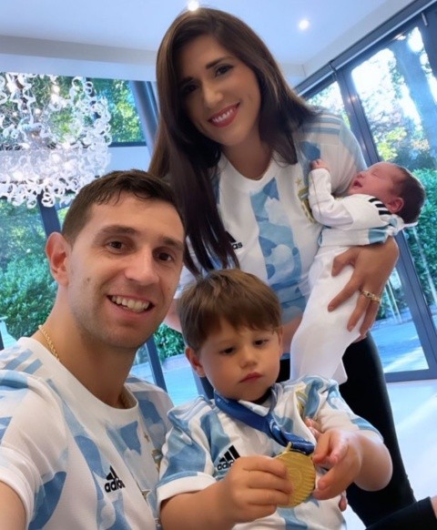 Ojalá todos esten pasando un hermoso domingo día del Padre!!

Un especial saludo a Messi y el Dibu, dos campeones del mundo dentro y fuera de la cancha, pero por sobre todas las cosas dos de los mejores ejemplos de persona que alguien pueda tener 🇦🇷