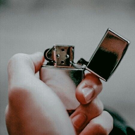 ☆ﾟ･｡ﾟ𝓟𝓟. 𝓵𝓸𝓰𝓲𝓼𝓽𝓲𝓬𝓼 𝓬𝓸𝓾𝓻𝓼𝓮𝓼.

Свесив собственные ноги с подоконника, юноша бесцеремонно и бесцельно игрался с огоньком зажигалки, смотря на нее с совершенно скучающим видом.