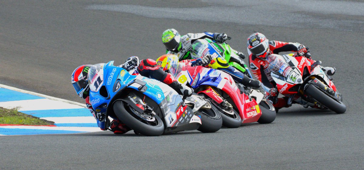 Close racing at knockhill BSB