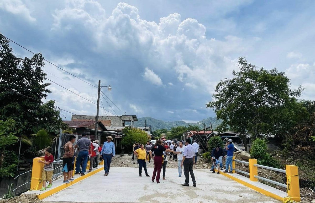 BancadaLibre's tweet photo. La diputada @Melbi_Ortiz, acompañada por los diputados, #FelipePonce y #LedaAgurcia, inaugura Caja Puente, en la Colonia Jensen, de El Progreso, Yoro, utilizando su asignación de presupuesto para obras sociales. https://t.co/pGI4IuFMPT