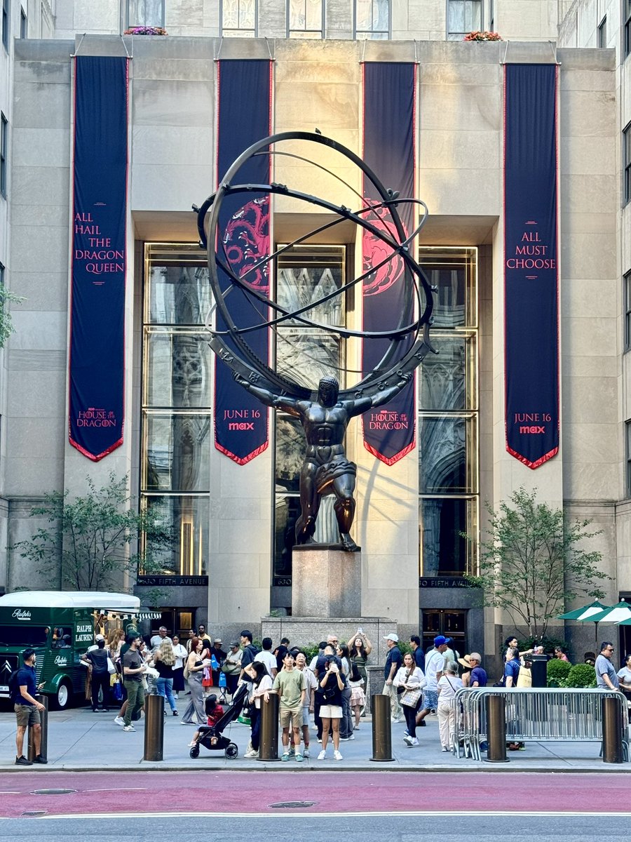 rhonmark's tweet image. Rockefeller Center is #TeamBlack #HouseoftheDragon