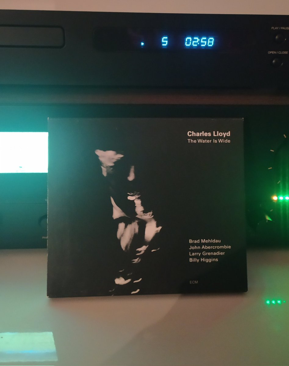 elsotaescala's tweet photo. Amb NOCTURNITAT i TRAÏDORIA, xq el DISC gairebé HO REQUEREIX. El llegendari SAXO TENOR #CharlesLloyd + 2 HABITUALS -#BillyHiggins BATERIA #JohnAbercrombie GUITARRA- i el reforç de #BradMehldau-#LarryGrenadier a PIANO i BAIX. Tot tan SENZILL i MÀGIC que espanta. #Jazz "de CAMBRA"? https://t.co/bf5S5NBE2K