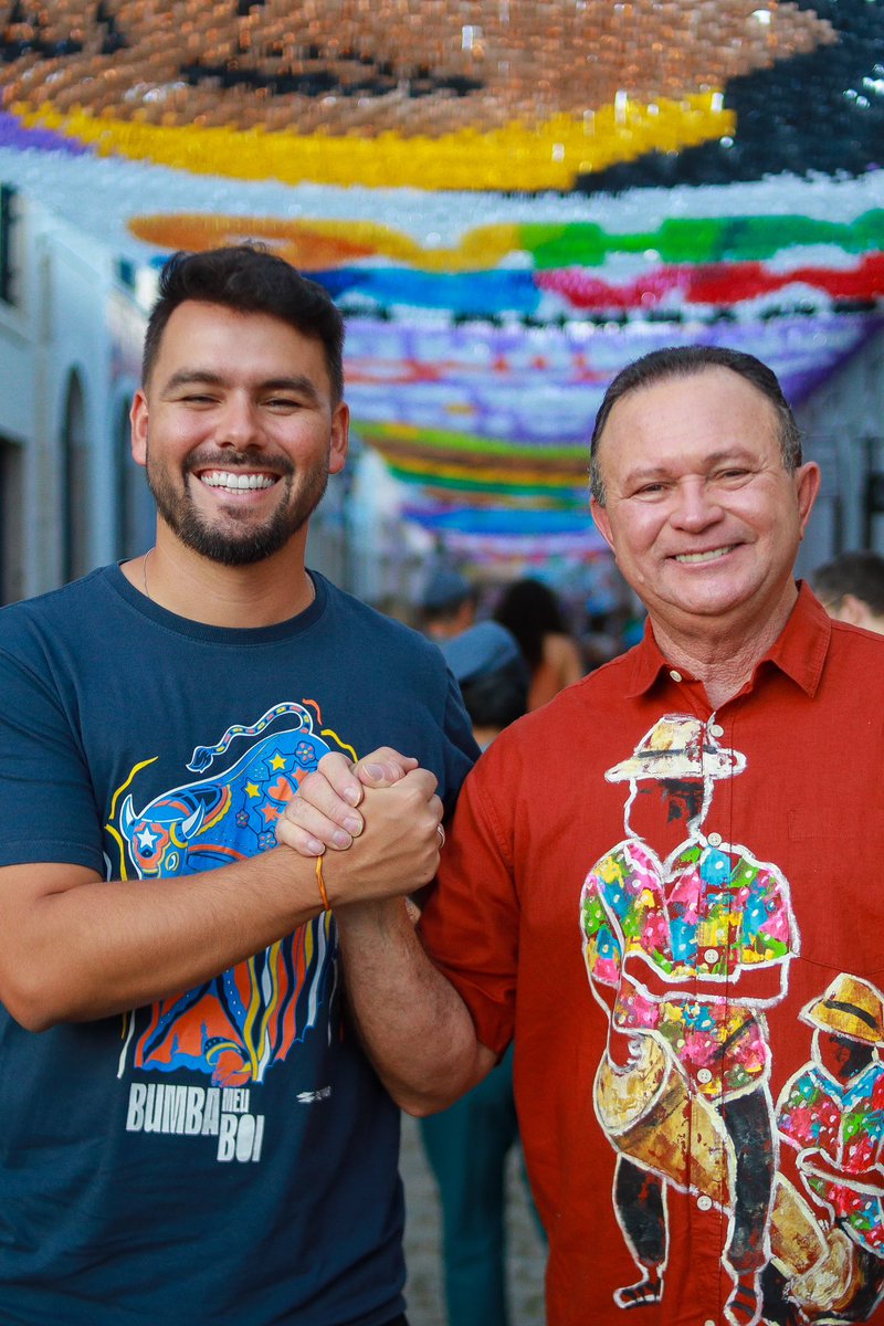 Aproveitei o domingo para ver de perto as ruas que já foram ornamentadas com as nossas bandeirinhas e garanti logo minha foto 📸 Uma tarde muito agradável e de muitas selfies 🫶🏼 Quero dizer a vocês que vem novidade por aí! Aguardem!