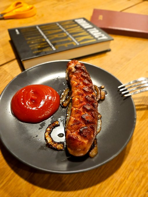 Kto nigdy nie opierdolił kiełbasy o p&oacute;łnocy, niech pierwszy zaserduszkuje🤣 https://t.co/BuVxZVtKT9<a href="/tag/euro2024"class="tags"><span>#euro2024</span></a>