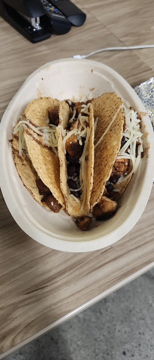 UthurX's tweet photo. @ChipotleTweets something here isn't correct, can you see it? https://t.co/ZqZgX6jCkl