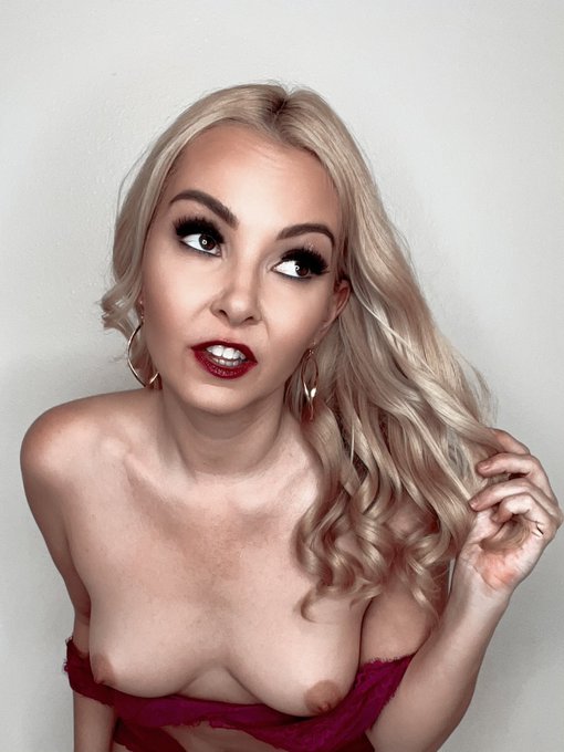 3 pic. I’ll be chatting on my OF all day today! https://t.co/sGHiBtcwfO ❤️ https://t.co/h0j2WUmXyw